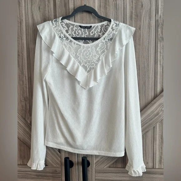 NWOT White Lace Ruffle Top - Picture 2 of 9